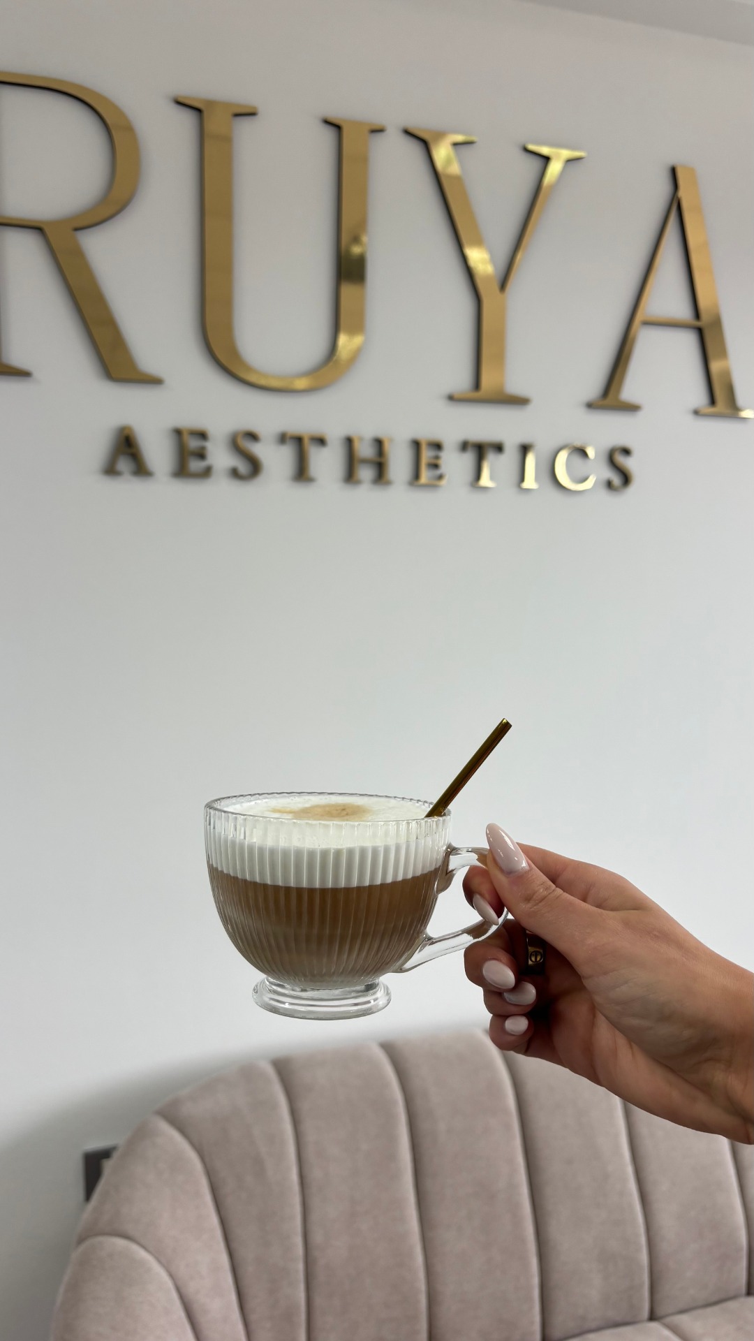 Notranjost, kava v Ruya Aesthetics